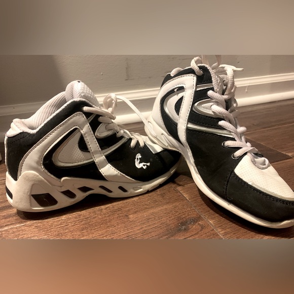 Kids Shaq b&w high top sneakers barely used - Picture 1 of 2